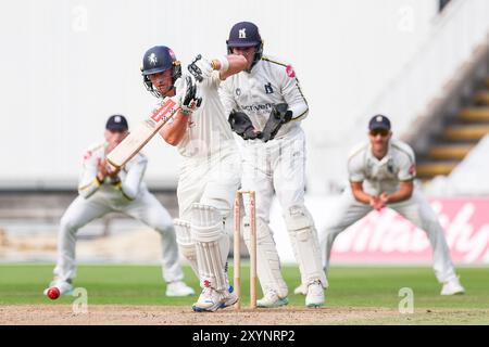 Birmingham, Großbritannien. 30. August 2024. #72, Harry Finch aus Kent im Kampf mit dem Schläger während des Spiels der Vitality County Championship Division One zwischen Warwickshire CCC und Kent CCC am Edgbaston Cricket Ground, Birmingham, England am 30. August 2024. Foto von Stuart Leggett. Nur redaktionelle Verwendung, Lizenz für kommerzielle Nutzung erforderlich. Keine Verwendung bei Wetten, Spielen oder Publikationen eines einzelnen Clubs/einer Liga/eines Spielers. Quelle: UK Sports Pics Ltd/Alamy Live News Stockfoto