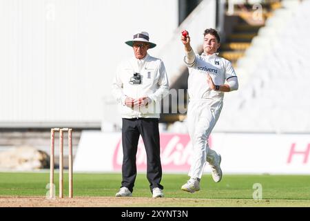Birmingham, Großbritannien. 30. August 2024. #27, Michael Booth aus Warwickshire im Action-Bowling während des Spiels der Vitality County Championship Division One zwischen Warwickshire CCC und Kent CCC am 30. August 2024 im Edgbaston Cricket Ground, Birmingham, England. Foto von Stuart Leggett. Nur redaktionelle Verwendung, Lizenz für kommerzielle Nutzung erforderlich. Keine Verwendung bei Wetten, Spielen oder Publikationen eines einzelnen Clubs/einer Liga/eines Spielers. Quelle: UK Sports Pics Ltd/Alamy Live News Stockfoto
