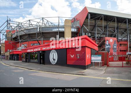 Im Valley, dem Heimstadion des Charlton Athletic Football Club, sind mehrere Nutzer zu Gast Stockfoto