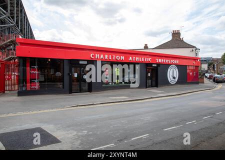 Im Valley, dem Heimstadion des Charlton Athletic Football Club, sind mehrere Nutzer zu Gast Stockfoto