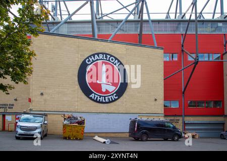 Im Valley, dem Heimstadion des Charlton Athletic Football Club, sind mehrere Nutzer zu Gast Stockfoto