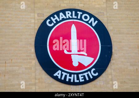 Im Valley, dem Heimstadion des Charlton Athletic Football Club, sind mehrere Nutzer zu Gast Stockfoto