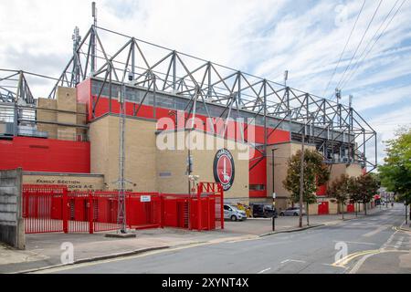 Im Valley, dem Heimstadion des Charlton Athletic Football Club, sind mehrere Nutzer zu Gast Stockfoto