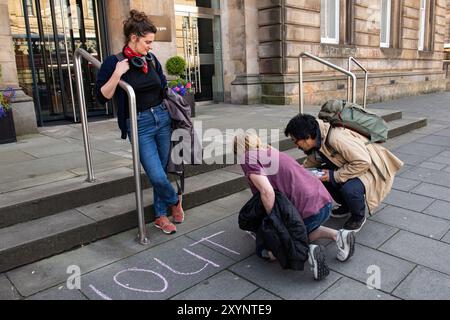 Freischaffende Künstler, die sich vor den Büros von Creative Scotland in Edinburgh für die Schließung ihrer 6,6 Mio. £ Förderlinie für Einzelpersonen um 14:00 Uhr am 30. August 2024 engagieren. Der 2014 ins Leben gerufene Open Fund hat 2165 Künstler unterstützt und in den letzten zehn Jahren £ 36.491.549 in 3005 Projekte investiert. Creative Scotland hat kreativen Freelancern zwischen der Ankündigung der Deaktivierung des Fonds am 19. August 2024 und dem Ende des Fonds am 30. August 2024 nur 11 Tage im Voraus zur Verfügung gestellt © Chantal Guevara. Alle Rechte vorbehalten. Stockfoto