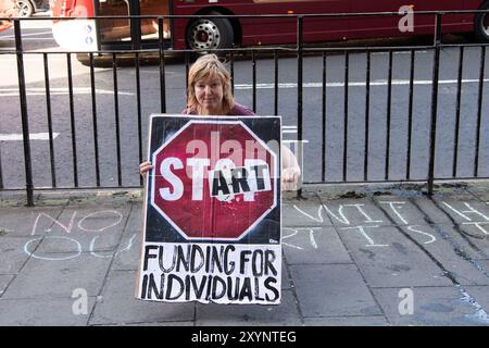 Freischaffende Künstler, die sich vor den Büros von Creative Scotland in Edinburgh für die Schließung ihrer 6,6 Mio. £ Förderlinie für Einzelpersonen um 14:00 Uhr am 30. August 2024 engagieren. Der 2014 ins Leben gerufene Open Fund hat 2165 Künstler unterstützt und in den letzten zehn Jahren £ 36.491.549 in 3005 Projekte investiert. Creative Scotland hat kreativen Freelancern zwischen der Ankündigung der Deaktivierung des Fonds am 19. August 2024 und dem Ende des Fonds am 30. August 2024 nur 11 Tage im Voraus zur Verfügung gestellt © Chantal Guevara. Alle Rechte vorbehalten. Stockfoto