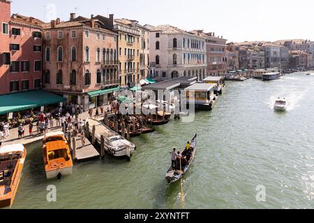 Der Blick auf den großen Kanal von der Rialto-Brücke - Venedig Itaqly Stockfoto