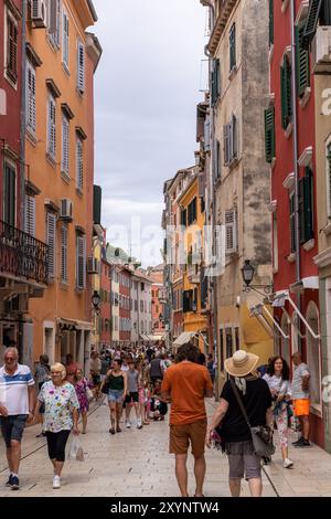 Touristen in einer malerischen, hellen Fußgängerzone voller Geschäfte, Rovinj, Kroatien, Europa Stockfoto