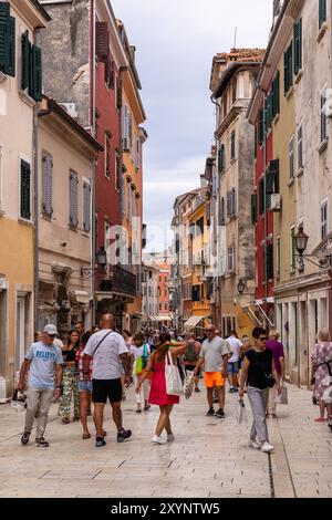 Touristen in einer malerischen, hellen Fußgängerzone voller Geschäfte, Rovinj, Kroatien, Europa Stockfoto