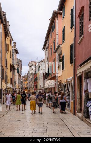 Touristen in einer malerischen, hellen Fußgängerzone voller Geschäfte, Rovinj, Kroatien, Europa Stockfoto