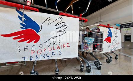 Die französische NGO Secours Polupaire sammelt Waren vor Beginn des Schuljahres in Lyon, Frankreich Stockfoto