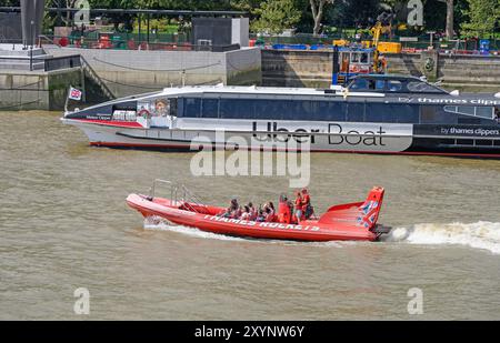 London, Großbritannien. Meteor Clipper (Thames Clipper / Uber Boat) und ein Thames Rocket RIB Schnellboot, beide transportieren Touristen auf der Themse in der Nähe des Parlaments Stockfoto