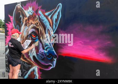 Southend on Sea, Essex, Großbritannien. 30. August 2024. Southend feiert seinen Stadtstatus mit dem City Jam Event. Mehr als 200 lokale, nationale und internationale Straßenkünstler zeigen ihr Können an verschiedenen Orten im Stadtzentrum. Einige temporäre Mauern wurden errichtet, aber die Künstler dekorieren auch die Seiten von Gebäuden, Häusern und anderen dauerhaften Bauten. Künstler können an den Wandgemälden in den Straßen und Grundstücken arbeiten Stockfoto