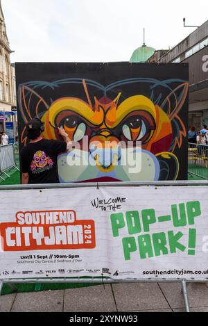 Southend on Sea, Essex, Großbritannien. 30. August 2024. Southend feiert seinen Stadtstatus mit dem City Jam Event. Mehr als 200 lokale, nationale und internationale Straßenkünstler zeigen ihr Können an verschiedenen Orten im Stadtzentrum. Einige temporäre Mauern wurden errichtet, aber die Künstler dekorieren auch die Seiten von Gebäuden, Häusern und anderen dauerhaften Bauten. Hier in der High Street können Künstler an den Wandmalereien in den Straßen und Grundstücken arbeiten Stockfoto