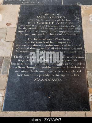 Das Grab von Jane Austen in Winchester Cathedral, Winchester, Hampshire, England, Großbritannien Stockfoto