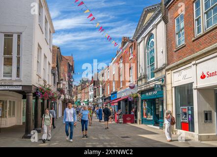 Geschäfte an der High Street, Winchester, Hampshire, England, Großbritannien Stockfoto