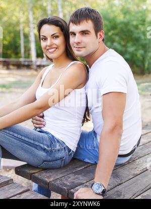 Cute lächelnde paar im Park an einem sonnigen Tag Stockfoto