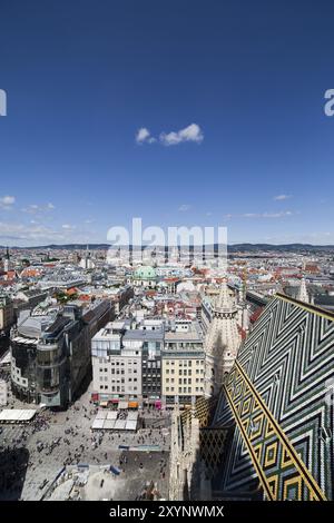 Stadt Wien von oben in Österreich, Hauptstadt Stadtbild mit Stephansplatz und auf dem Dach der St.-Stephans-Kirche Stockfoto