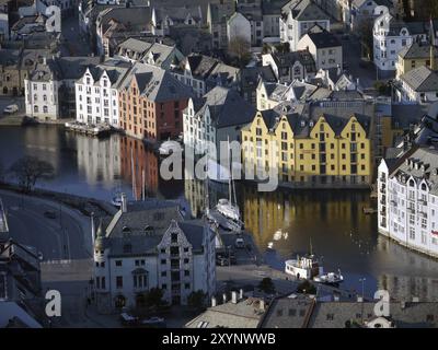 Panoramablick auf die Stadt Alesund, Norwegen, von einem Teil des lokalen Berges Aksla, der die Stadt überblickt. Blick auf Alesund vom lokalen Mount Stockfoto