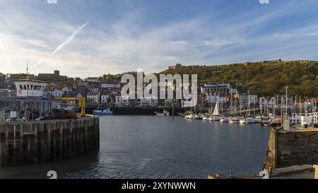 Scarborough, North Yorkshire, England, Vereinigtes Königreich, Mai 04, 2016: Blick vom Vincent Pier über den alten Hafen Stockfoto