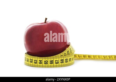 Nahaufnahme des roten Apfels mit gelbem Maßband isoliert auf weißem Hintergrund, Ernährung, Gesundheit und Diät Konzept Stockfoto