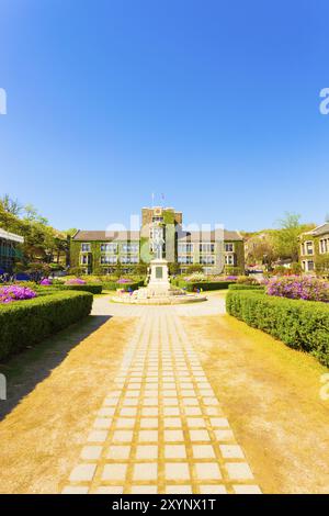 Pfad führt zur Horace Grant Underwood Statue, umgeben von Efeu bedeckten Gebäuden auf dem Hauptquad des Sinchon Campus der Yonsei University in Seoul, Süd Stockfoto