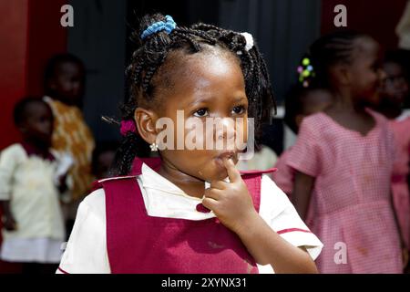 Ghanaisches Vorschulkind, Finger in Mund Stockfoto