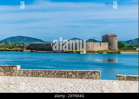 Ein Blick über die Straße von Korfu bei Butrint in Richtung der venezianischen Burg in Albanien im Sommer Stockfoto