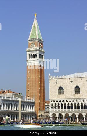 Venedig, Italien, 21. August 2012: Dogenpalast (Palazzo Ducale) und Markusglocke (Campanile di San Marco) von der Lagune aus. Touristen sind es Stockfoto