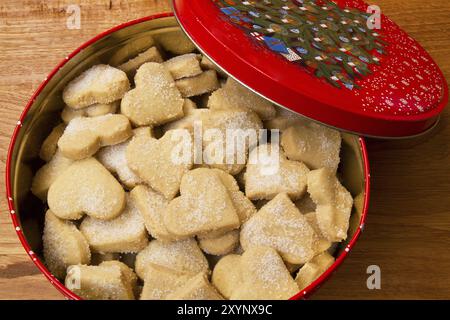 Weihnachtsgebäck in einer Dose Stockfoto