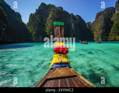 Traditionellen Longtail-Boot in Haufen Bucht auf Koh Phi Phi Leh Island, Krabi, Südthailand Stockfoto