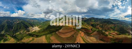 Panoramablick auf die Drohne auf Reisterrassen, Mu Cang Chai, Yen Bai, Vietnam Stockfoto