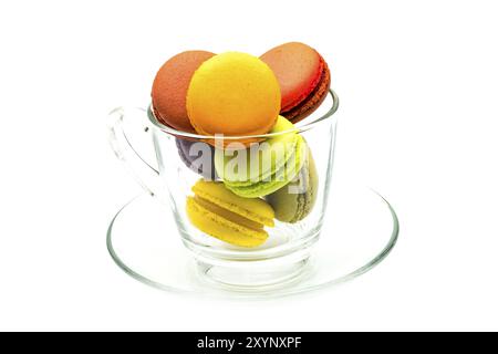 Bunte macarons in einem Glas auf weißem Hintergrund Stockfoto