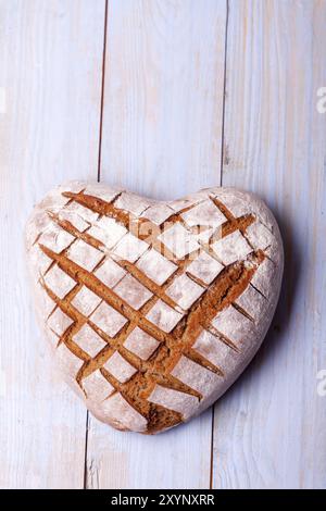 Hausgemachtes Roggenbrot in Herzform Stockfoto