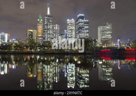 Melbourne, Australien, 24. April 2015: Blick auf die Skyline über den Yarra River mit Reflexionen im Wasser, Ozeanien Stockfoto