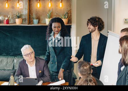 Das Business-Team hält ein Meeting in einem modernen Büro ab, in dem neue Ideen diskutiert werden Stockfoto