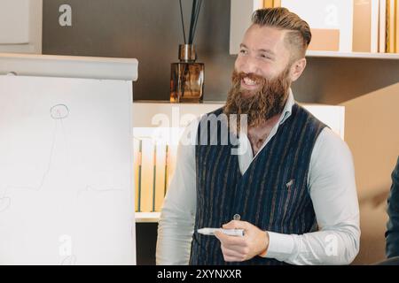 Ein Geschäftsmann führt eine Präsentation, steht an einem Whiteboard und lächelt, während er einen Marker hält Stockfoto