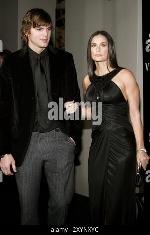 Ashton Kutcher und Demi Moore beim Rodeo Drive Walk of Style Award zu Ehren von Gianni und Donatella Versace, der am 8. Februar 2007 in der Beverly Hills City Hall in Beverly Hills, USA, stattfand. Stockfoto