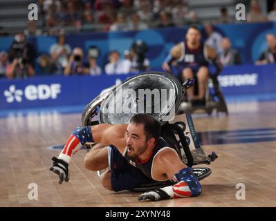 Paris, Frankreich. August 30 2024. Chuck Aoki vom Team United States fällt auf den Boden während der Rollstuhl-Rugby-Vorrunde Gruppe A, United States of America vs Japan, am zweiten Tag der Paralympischen Spiele 2024 in der Champ-de-Mars Arena in Paris, Frankreich. Quelle: Isabel Infantes/Alamy Live News Stockfoto