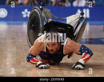 Paris, Frankreich. August 30 2024. Chuck Aoki vom Team United States fällt auf den Boden während der Rollstuhl-Rugby-Vorrunde Gruppe A, United States of America vs Japan, am zweiten Tag der Paralympischen Spiele 2024 in der Champ-de-Mars Arena in Paris, Frankreich. Quelle: Isabel Infantes/Alamy Live News Stockfoto