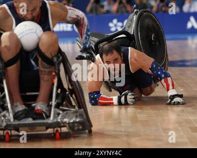 Paris, Frankreich. August 30 2024. (R) Chuck Aoki vom Team United States fällt am zweiten Tag der Paralympischen Spiele 2024 in der Champ-de-Mars Arena in Paris auf den Boden. Quelle: Isabel Infantes/Alamy Live News Stockfoto