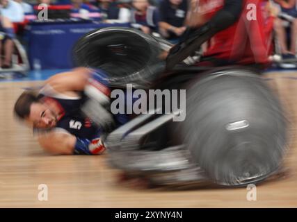 Paris, Frankreich. August 30 2024. Chuck Aoki vom Team United States fällt am zweiten Tag der Paralympischen Spiele 2024 in der Champ-de-Mars Arena in Paris auf den Boden. Quelle: Isabel Infantes/Alamy Live News Stockfoto