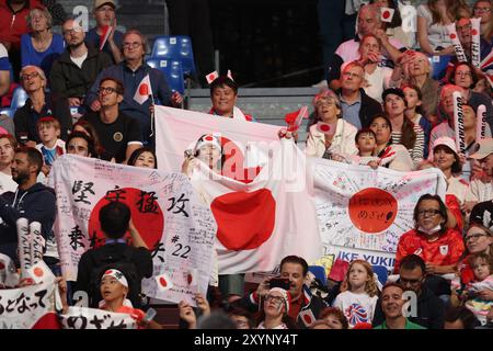 Paris, Frankreich. August 30 2024. Japan-Fans während der Rollstuhl-Rugby-Vorrunde Gruppe A, Vereinigte Staaten von Amerika gegen Japan, am zweiten Tag der Paralympischen Spiele 2024 in der Champ-de-Mars Arena in Paris, Frankreich. Quelle: Isabel Infantes/Alamy Live News Stockfoto