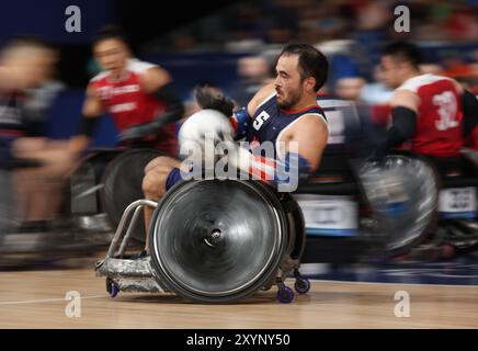 Paris, Frankreich. August 30 2024. Chuck Aoki vom Team United States in Aktion während der Rollstuhl-Rugby-Vorrunde Gruppe A, United States of America vs Japan, am zweiten Tag der Paralympischen Spiele 2024 in der Champ-de-Mars Arena in Paris, Frankreich. Quelle: Isabel Infantes/Alamy Live News Stockfoto