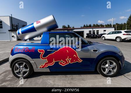 Lemberg, Ukraine - 25. August 2024: Red Bull Mini Cooper Car Stockfoto