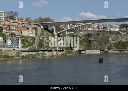 Blick von Vila Nova de Gaia auf die Brücke Ponte Infante Dom Henrique über den Fluss Douro, Porto, Portugal, Europa Stockfoto