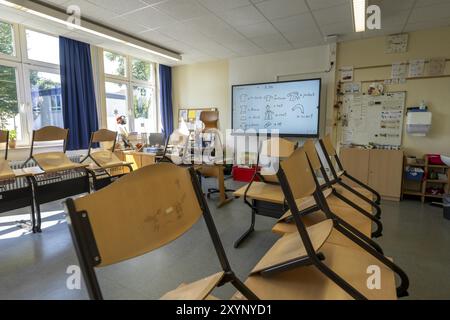 Klassenzimmer der vierten Klasse, nach der Schule ist das Gebäude älter, aber in gutem Zustand, moderne Lehrmaterialien, interaktives, digitales Whiteboard Stockfoto