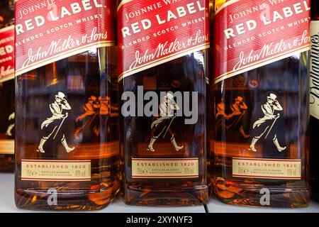 Lviv, Ukraine - 26. August 2024: Johnnie Walker Red Label Blended Scotch Whisky Flakons Stockfoto