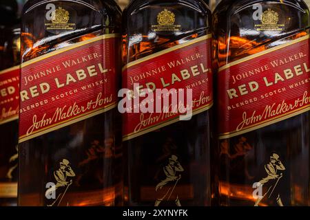 Lviv, Ukraine - 26. August 2024: Johnnie Walker Red Label Blended Scotch Whisky Flakons Stockfoto