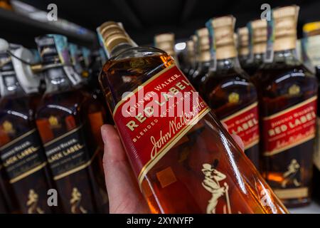 Lviv, Ukraine - 26. August 2024: Johnnie Walker Red Label Blended Scotch Whisky Flakons Stockfoto