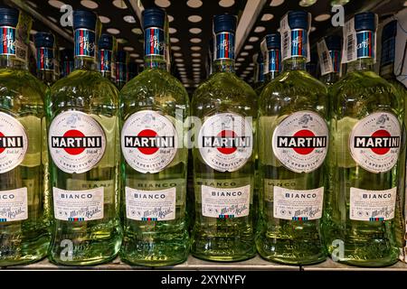 Lemberg, Ukraine - 26. August 2024: Martini Bianco Wermut Flaschen Stockfoto